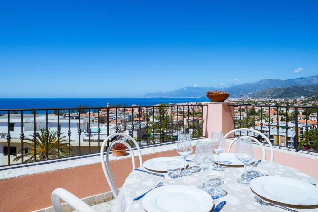 Apartamento Casa Del Subacqueo. Amazing Terrace With Sea View. Wi-Fi Bordighera Exterior foto